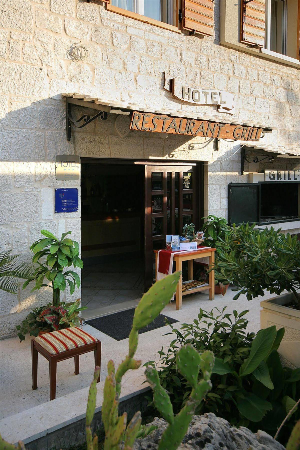 Hotel Trogir Bagian luar foto